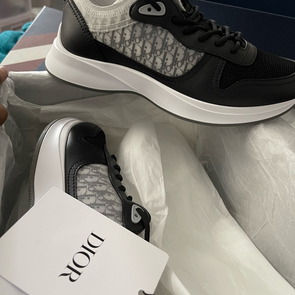 New dior men sneakers size 41 never worn comes with box dustbag and extra laces - Picture 2 of 6